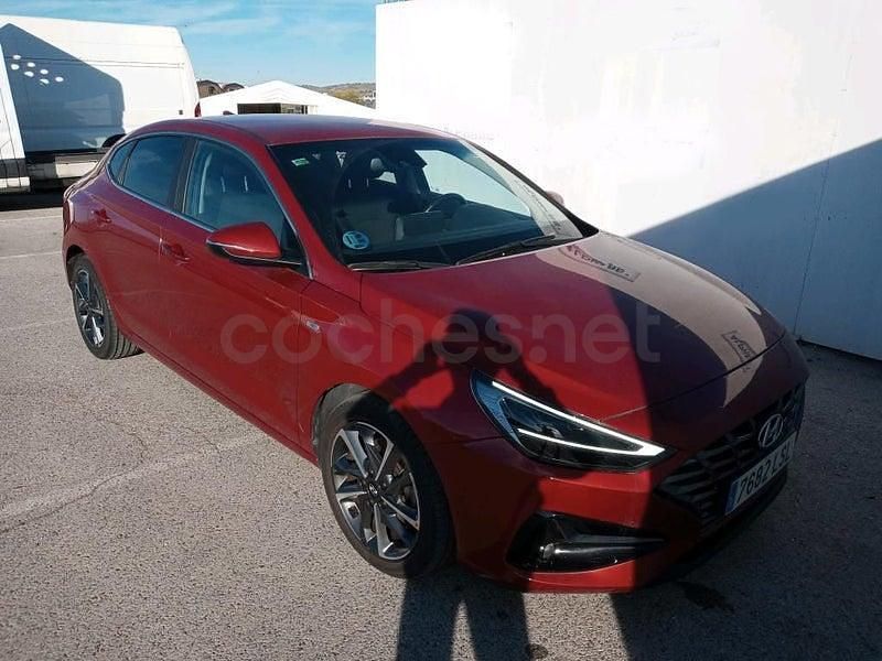Usado Hyundai i30 136 CV (100 kW) 2021 Granate Berlina