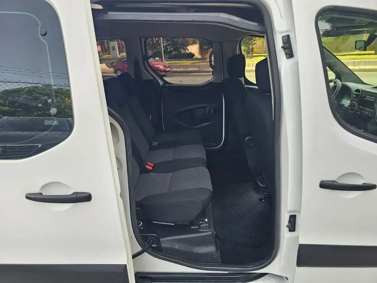 Usado Peugeot Partner Tepee Access 100 CV (73 kW) 2018 Blanco Monovolumen