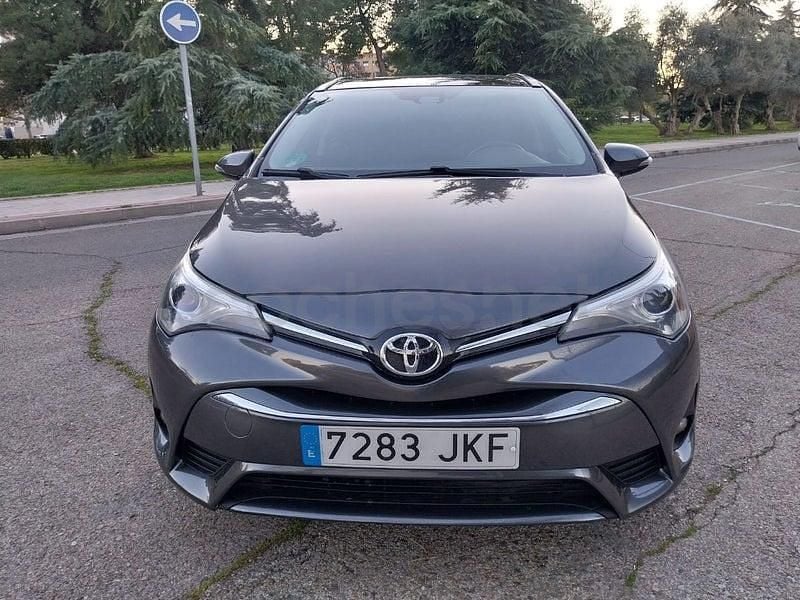 Usado Toyota Avensis Advance 143 CV (105 kW) 2015 Gris / plata Familiar
