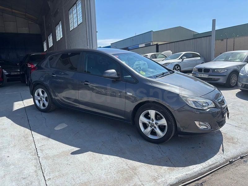 Usado Opel Astra Excellence 110 HP (80 kW) 2012 Cinzento Sedan