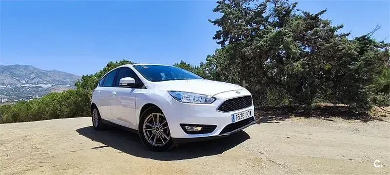 Usado Ford Focus Trend 125 CV (91 kW) 2015 Blanco Berlina