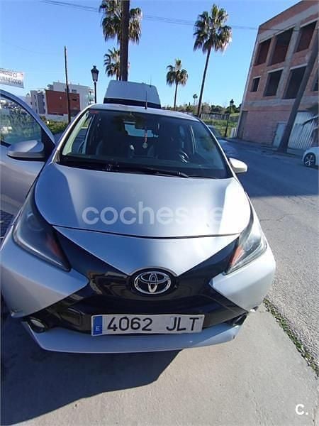Usado Toyota Aygo X-play 69 CV (50 kW) 2016 Gris / plata Utilitario