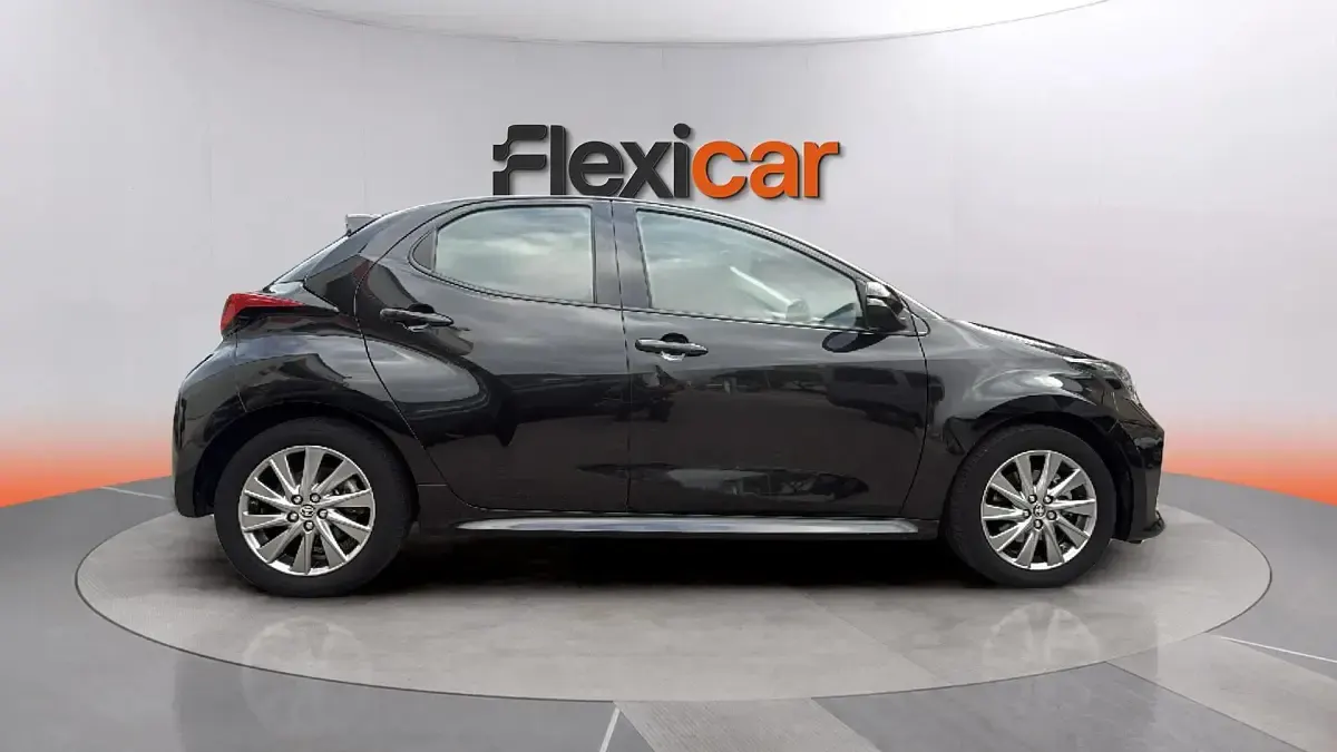 Usado Toyota Yaris Hybrid Active 116 CV (85 kW) 2022 Negro Berlina