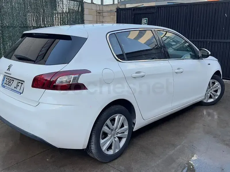 Usado Peugeot 308 Active 110 CV (80 kW) 2015 Blanco Berlina