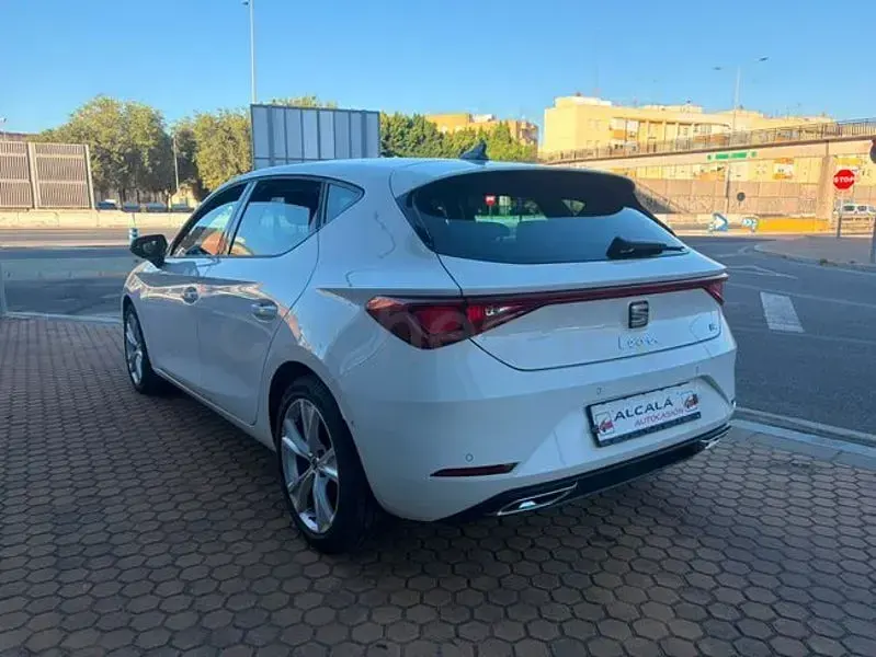 Usado Seat Leon FR 150 CV (110 kW) 2023 Blanco Berlina