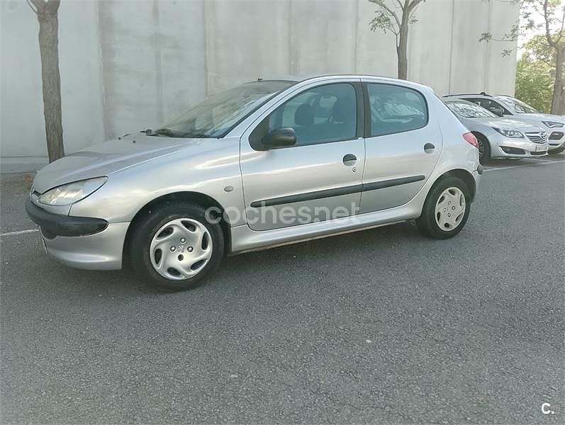 Usado Peugeot 206 70 CV (51 kW) 2003 Gris / plata Berlina
