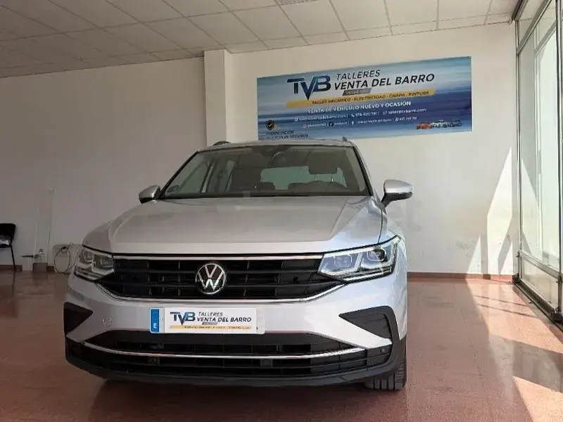 Usado VW Tiguan Life 245 CV (180 kW) 2022 Gris / plata SUV