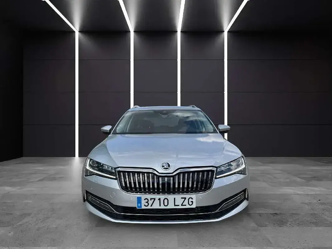 Usado Skoda Superb Style 150 CV (110 kW) 2022 Plateado Familiar