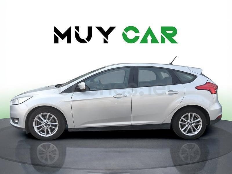 Usado Ford Focus Trend 125 CV (91 kW) 2018 Gris / plata Berlina
