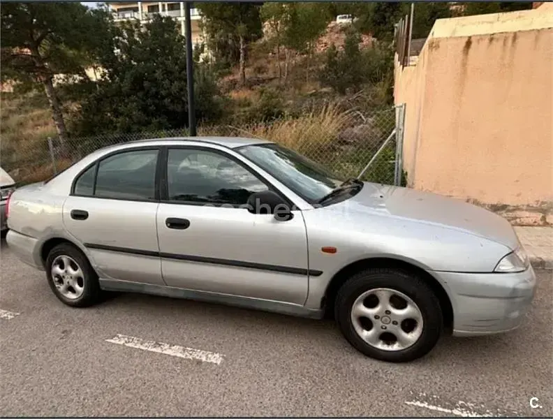 Usado Mitsubishi Carisma 100 CV (73 kW) 1999 Gris / plata Berlina