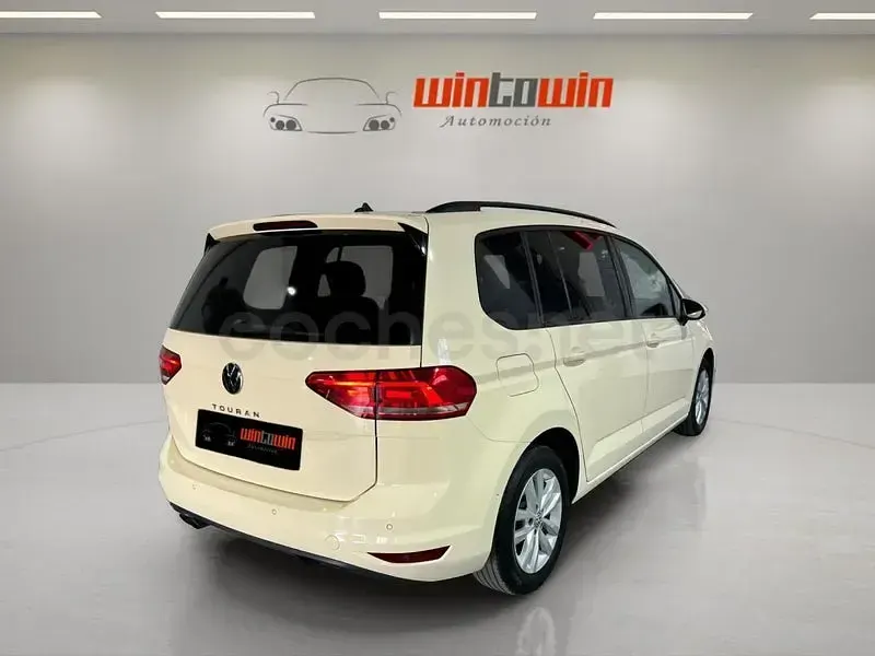 Usado VW Touran Life 150 CV (110 kW) 2024 Beige Monovolumen