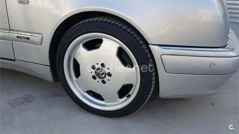 Usado Mercedes E55 AMG AMG 354 CV (260 kW) 1998 Gris / plata Berlina