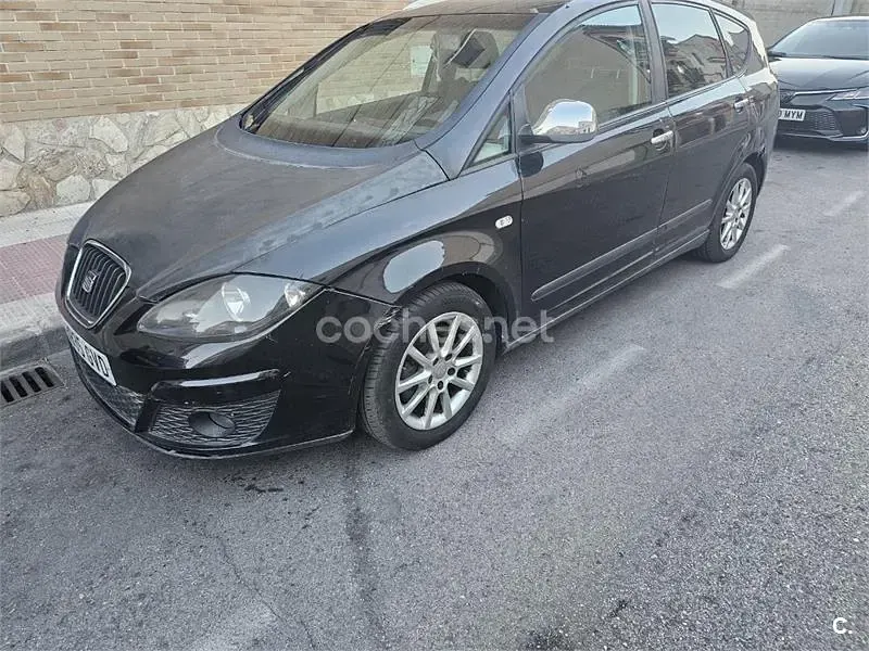 Usado Seat Altea XL Ecomotive 105 CV (77 kW) 2010 Negro Monovolumen