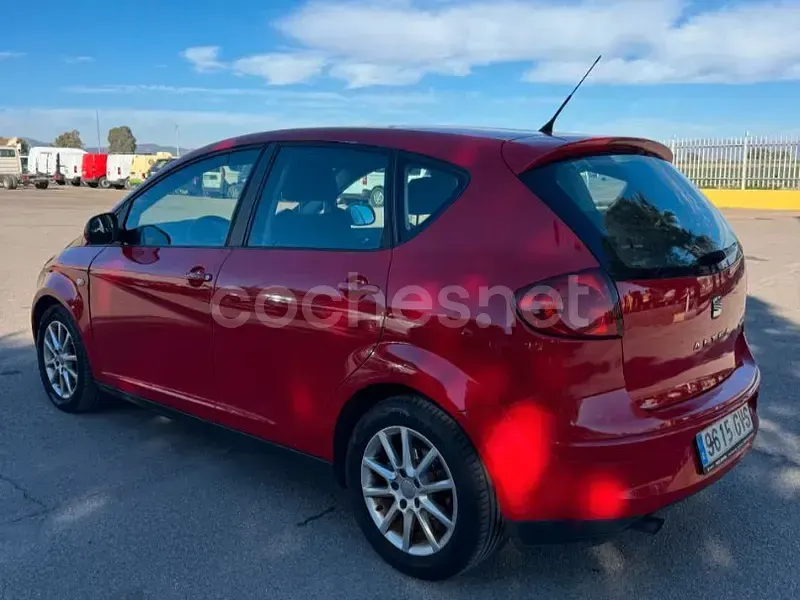 Usado Seat Altea Ecomotive 105 CV (77 kW) 2010 Rojo Monovolumen