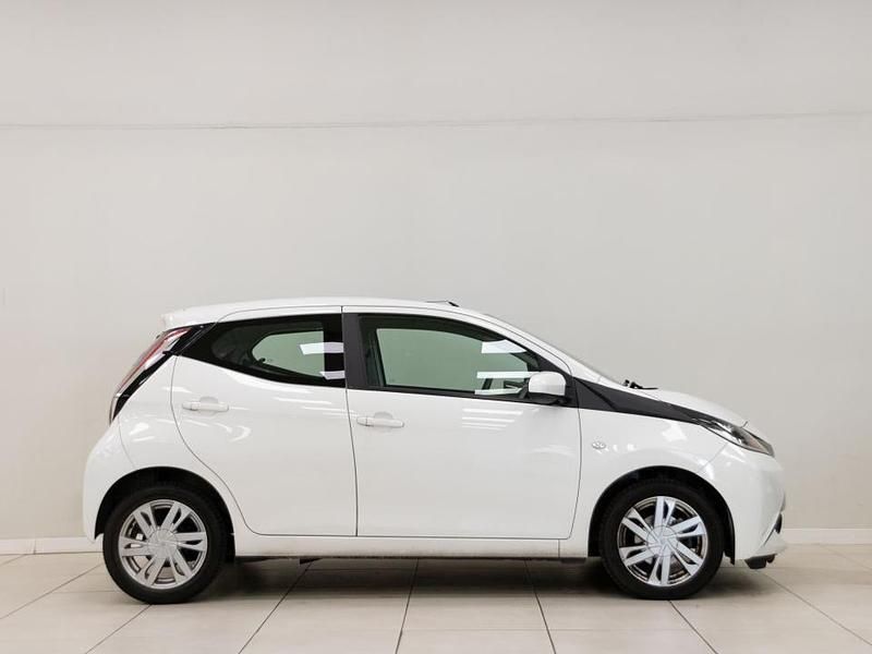 Usado Toyota Aygo X-play 69 CV (50 kW) 2018 Blanco Utilitario