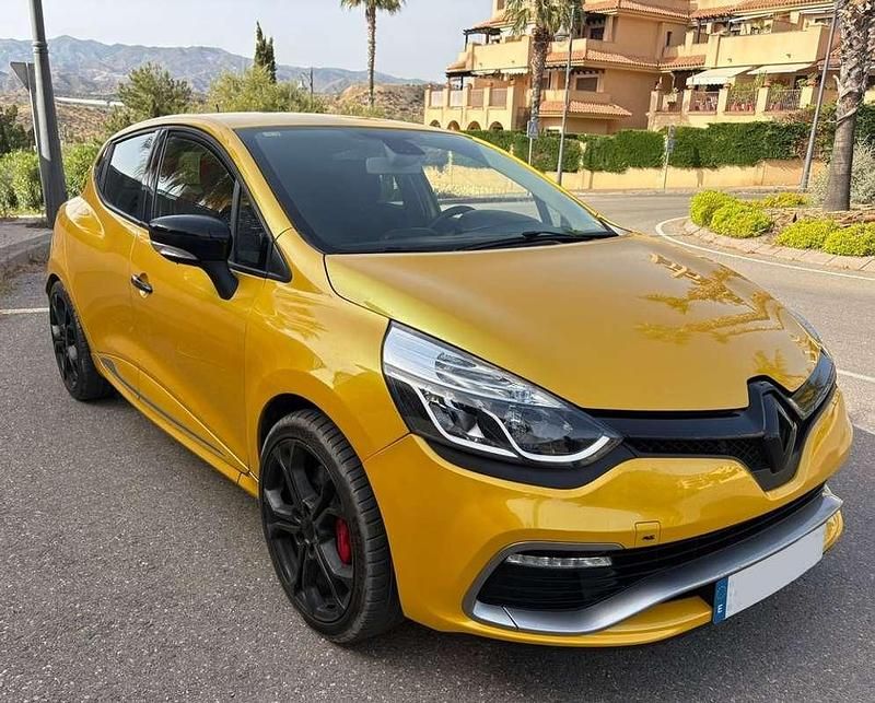 Usado Renault Clio IV 200 CV (147 kW) 2013 Amarillo Utilitario