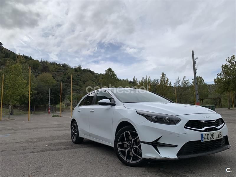 Blanco Usado 2022 Kia Ceed Berlina | 12.999 € (Buen precio) - Imagen 1/4