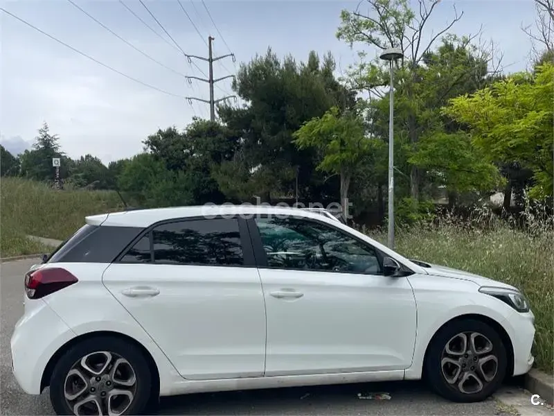 Usado Hyundai i20 100 CV (73 kW) 2019 Blanco Utilitario