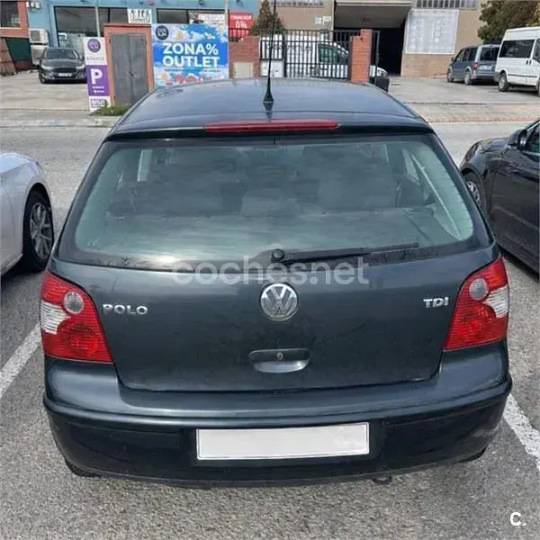 Usado VW Polo Trendline 75 CV (55 kW) 2005 Gris / plata Utilitario