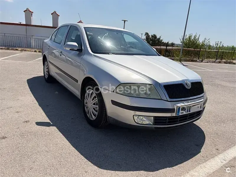 Usado Skoda Octavia Ambiente 110 CV (80 kW) 2004 Gris / plata Berlina