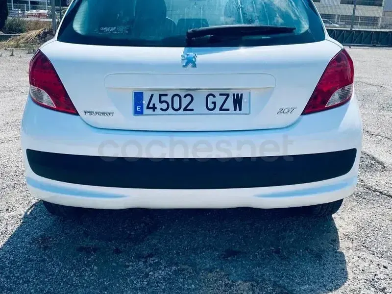 Usado Peugeot 207 Business-Line 70 CV (51 kW) 2010 Blanco Berlina