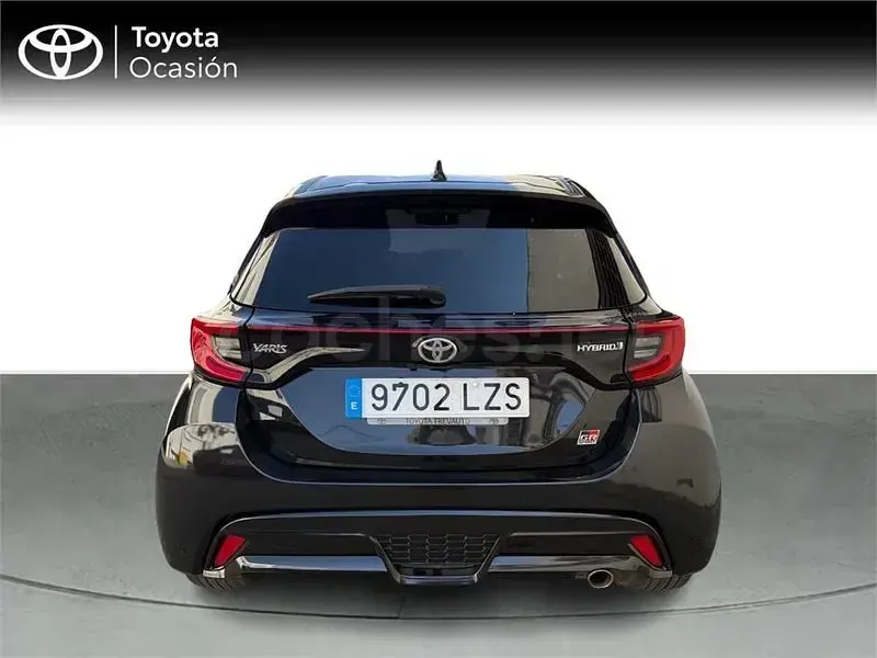 Usado Toyota Yaris Hybrid Sport 116 CV (85 kW) 2022 Negro Berlina