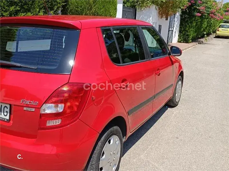 Usado Skoda Fabia Ambition 60 CV (44 kW) 2012 Rojo Berlina
