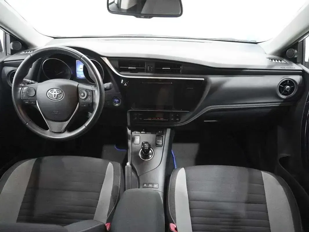 Usado Toyota Auris Hybrid Active 136 CV (100 kW) 2016 Blanco Familiar
