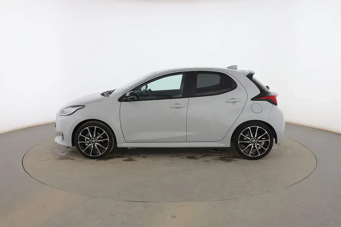 Usado Toyota Yaris Sport 131 CV (96 kW) 2024 Gris Utilitario