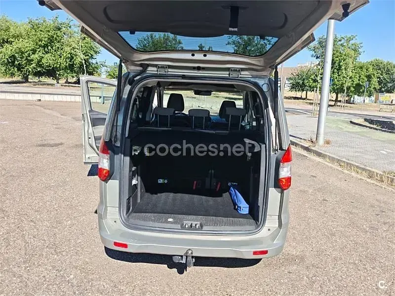 Usado Ford Tourneo Courier Titanium 100 CV (73 kW) 2015 Beige Monovolumen