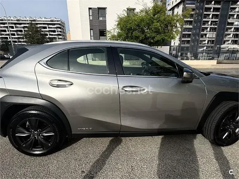 Usado Lexus UX Business Edition 184 CV (135 kW) 2020 Gris / plata SUV