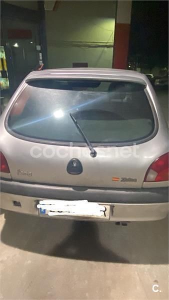 Usado Ford Fiesta Trend 60 CV (44 kW) 2002 Gris / plata Utilitario
