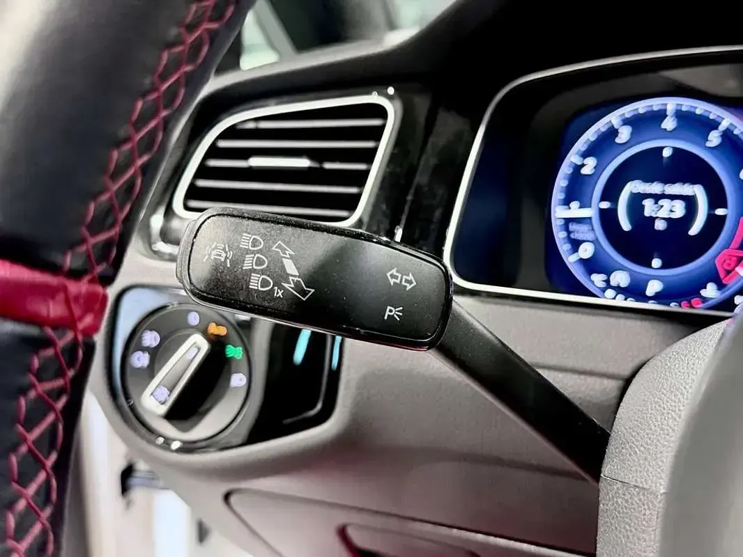 Usado VW Golf VII GTI 230 CV (169 kW) 2017 Blanco Utilitario