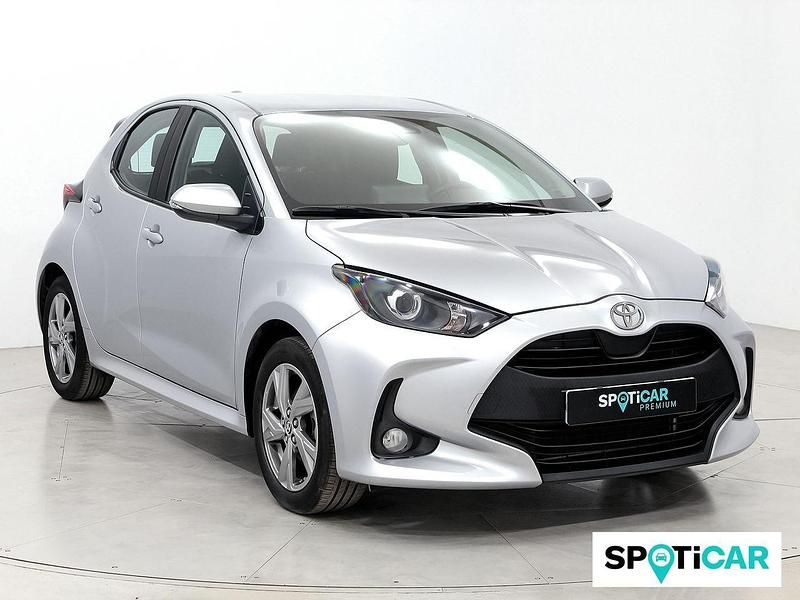 Gris Usado 2024 Toyota Yaris Hybrid Active Berlina | 20.500 € (Precio justo) - Imagen 1/4