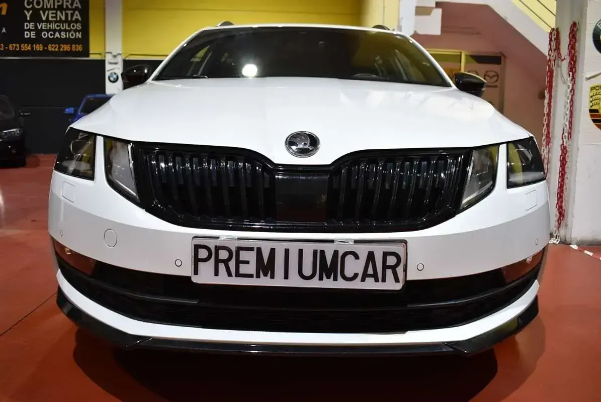 Usado Skoda Octavia Style 150 CV (110 kW) 2020 Blanco Familiar
