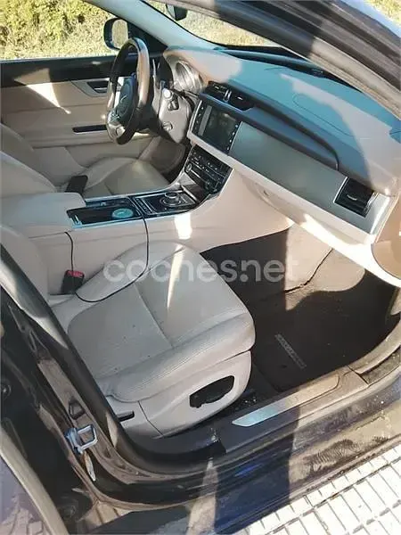 Usado Jaguar XF Prestige 180 CV (132 kW) 2018 Azul Berlina