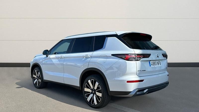 Usado Mitsubishi Outlander 306 CV (225 kW) 2025 Blanco SUV