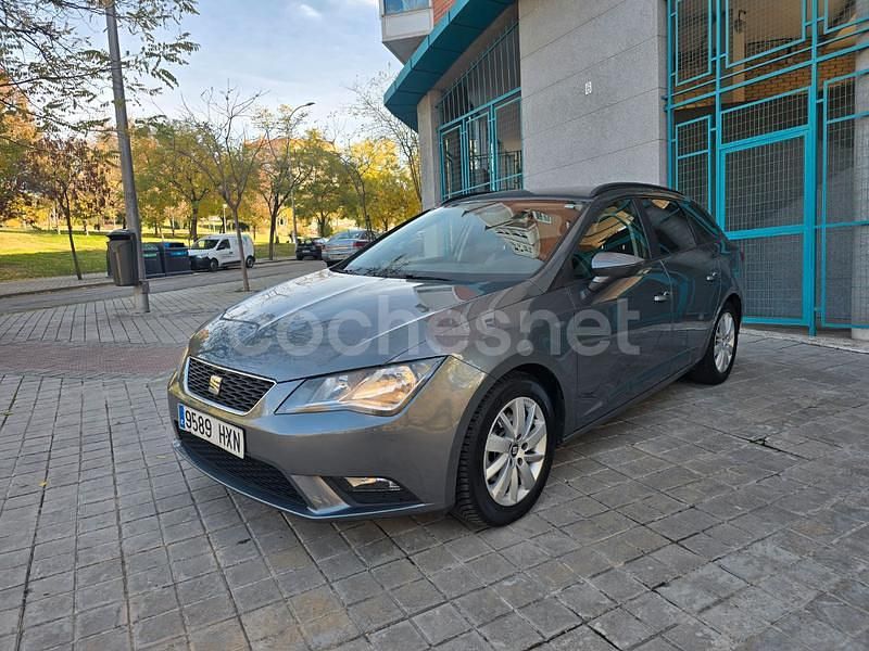 Usado Seat Leon Reference 105 CV (77 kW) 2014 Gris / plata Familiar