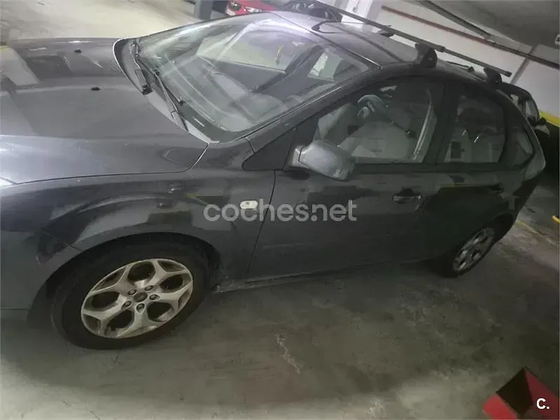 Usado Ford Focus Trend 100 CV (73 kW) 2007 Gris / plata Berlina