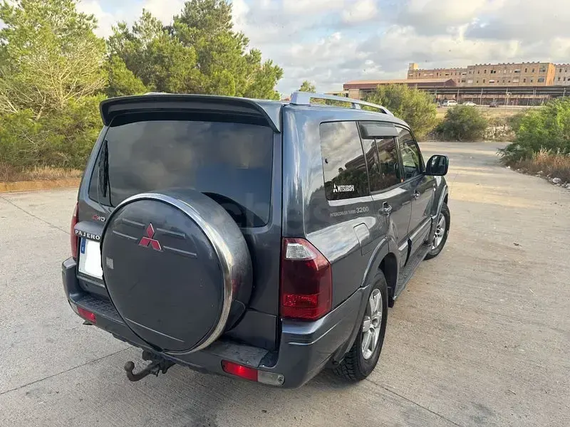 Usado Mitsubishi Montero Intense 160 CV (117 kW) 2004 Gris / plata SUV