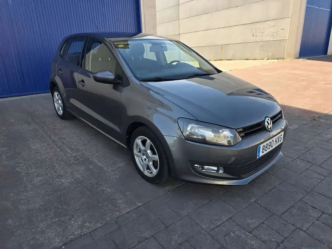 Usado VW Polo Advance 75 CV (55 kW) 2014 Marrón Utilitario