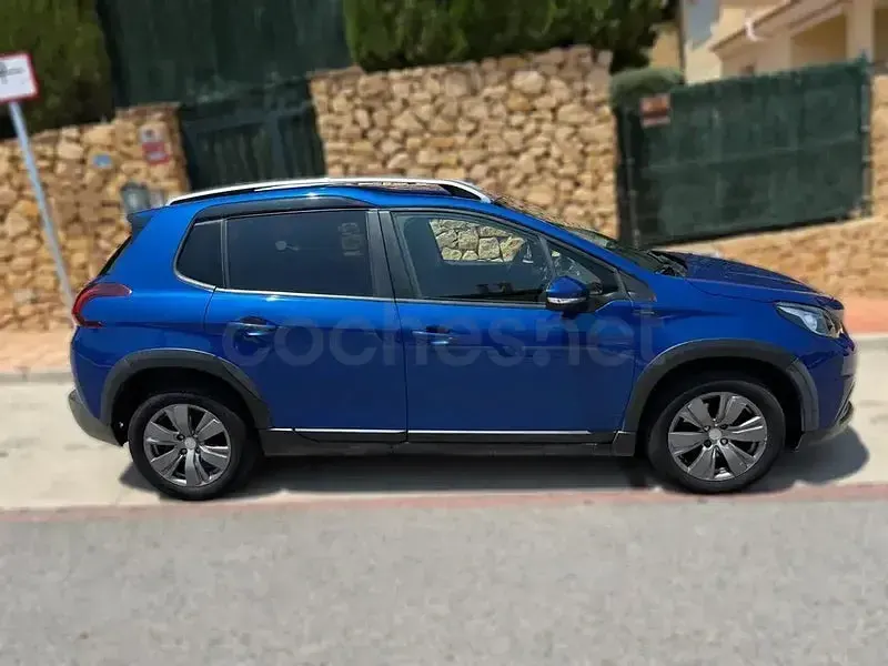 Usado Peugeot 2008 Signature Sky 110 CV (80 kW) 2019 Azul SUV