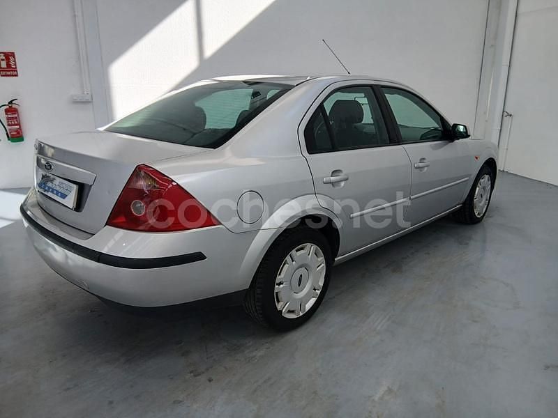 Usado Ford Mondeo Trend 125 CV (91 kW) 2002 Gris / plata Berlina