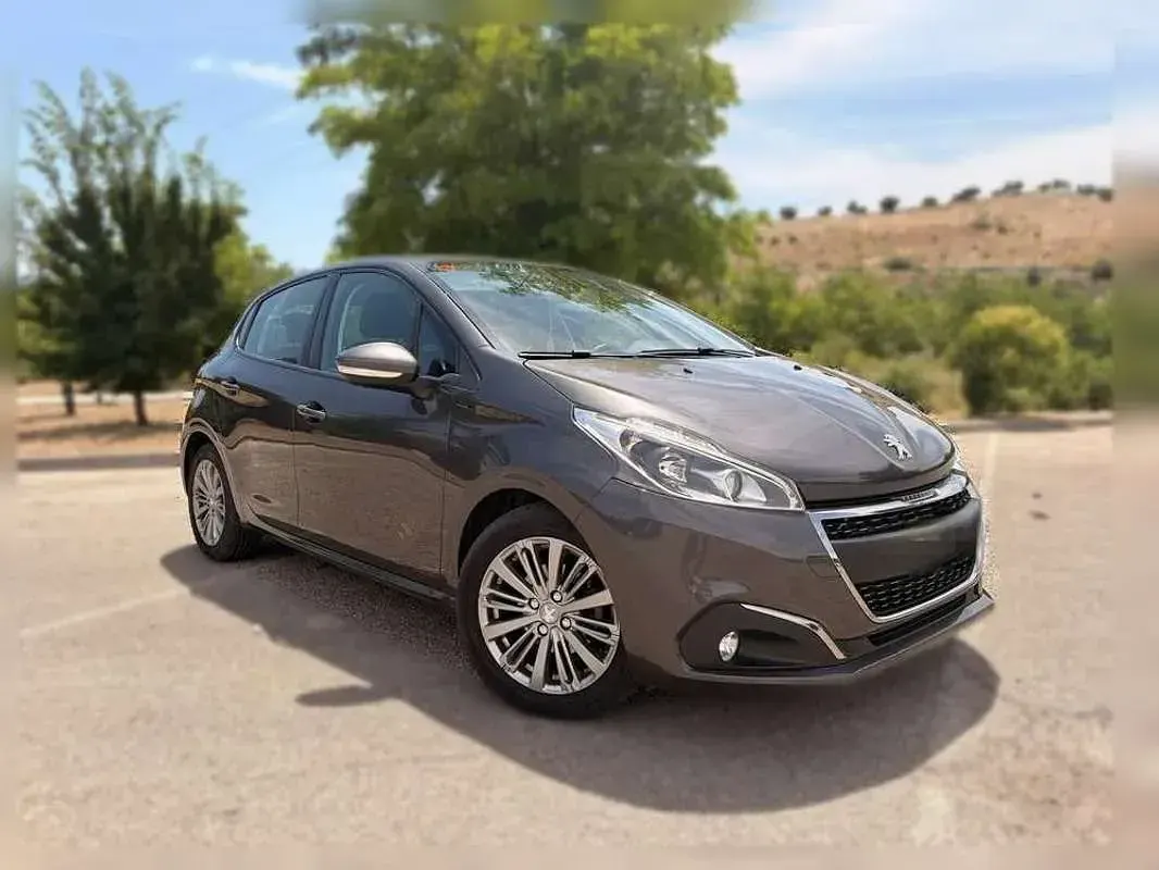 Usado Peugeot 208 Signature Sky 102 CV (75 kW) 2019 Gris Utilitario