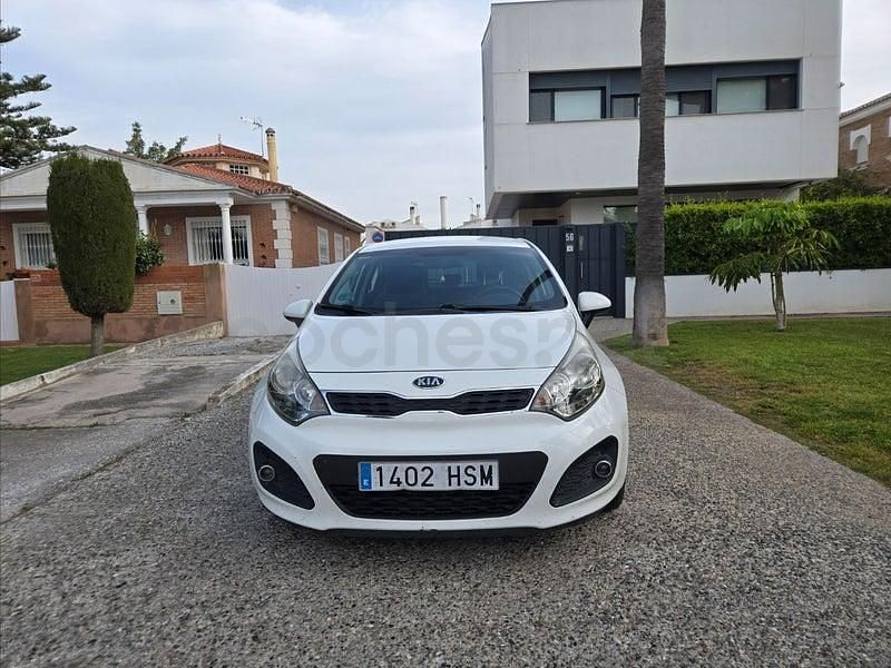 Usado Kia Rio 85 HP (62 kW) 2013 Branco Sedan