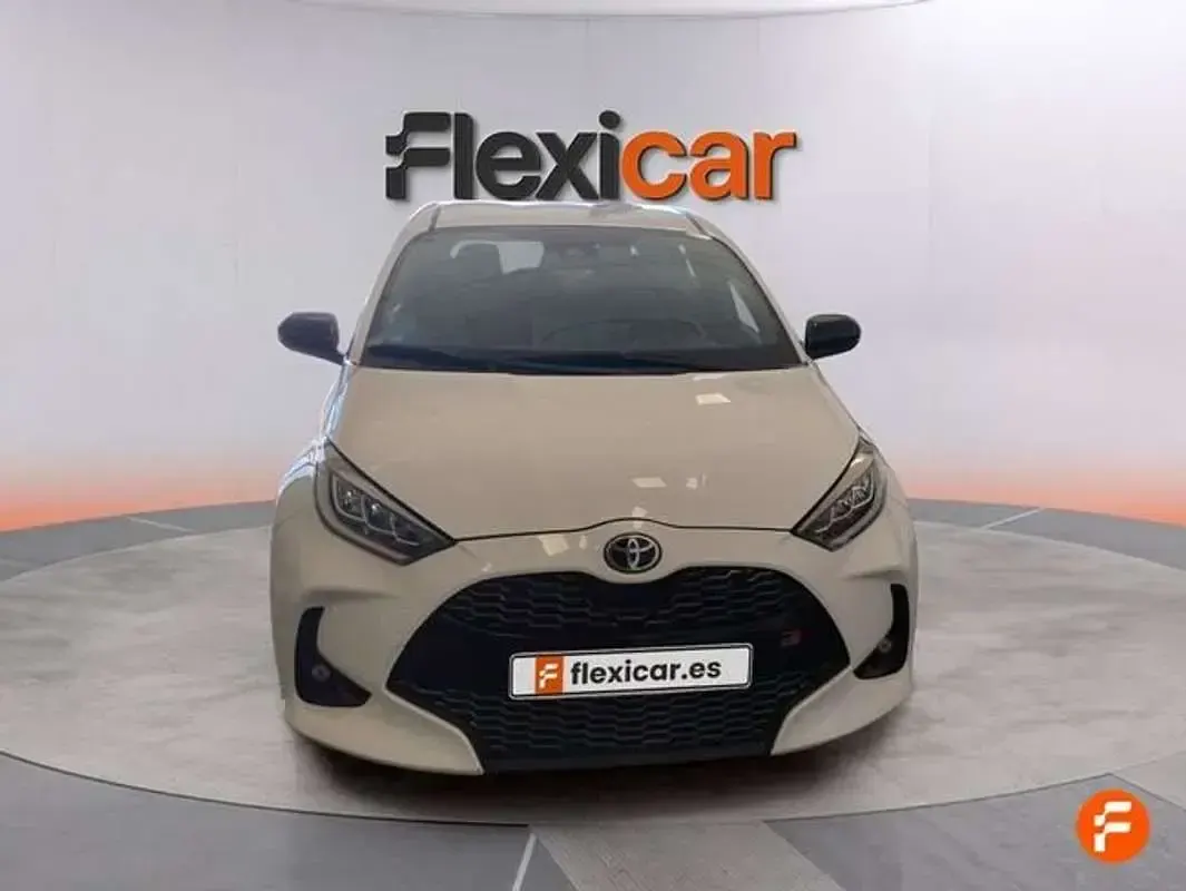 Usado Toyota Yaris Sport 116 CV (85 kW) 2023 Blanco Utilitario