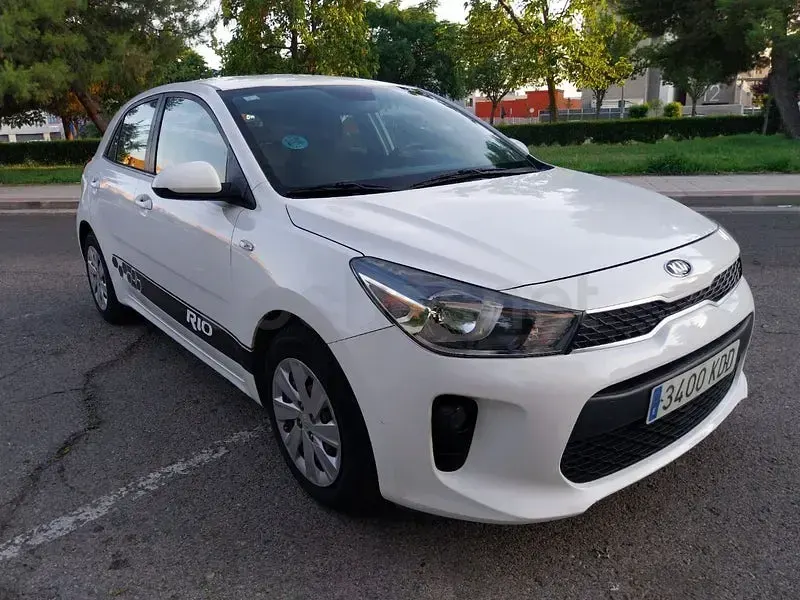 Usado Kia Rio 84 CV (61 kW) 2017 Blanco Berlina