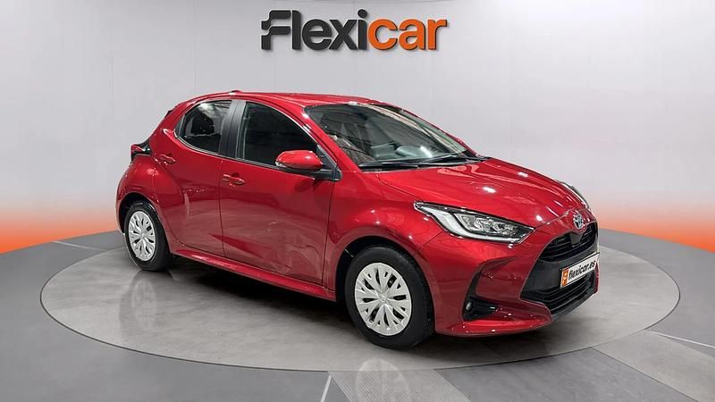Usado Toyota Yaris Hybrid Active 116 CV (85 kW) 2023 Rojo Utilitario