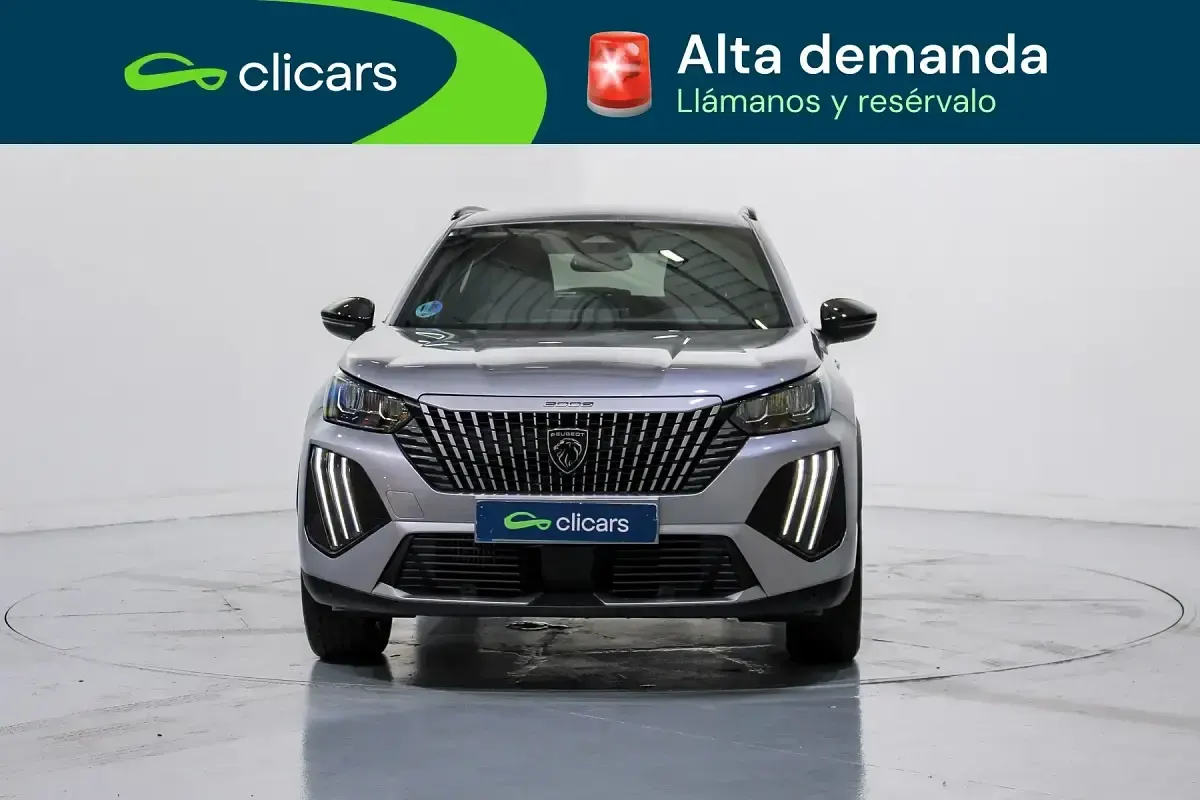 Usado Peugeot 2008 Allure 136 CV (100 kW) 2025 Gris SUV