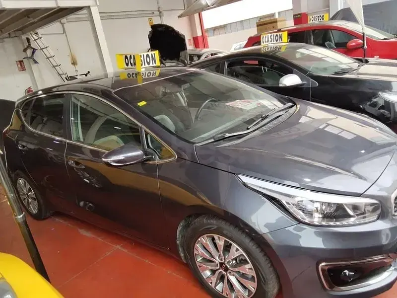 Usado Kia Ceed 100 CV (73 kW) 2018 Gris / plata Utilitario